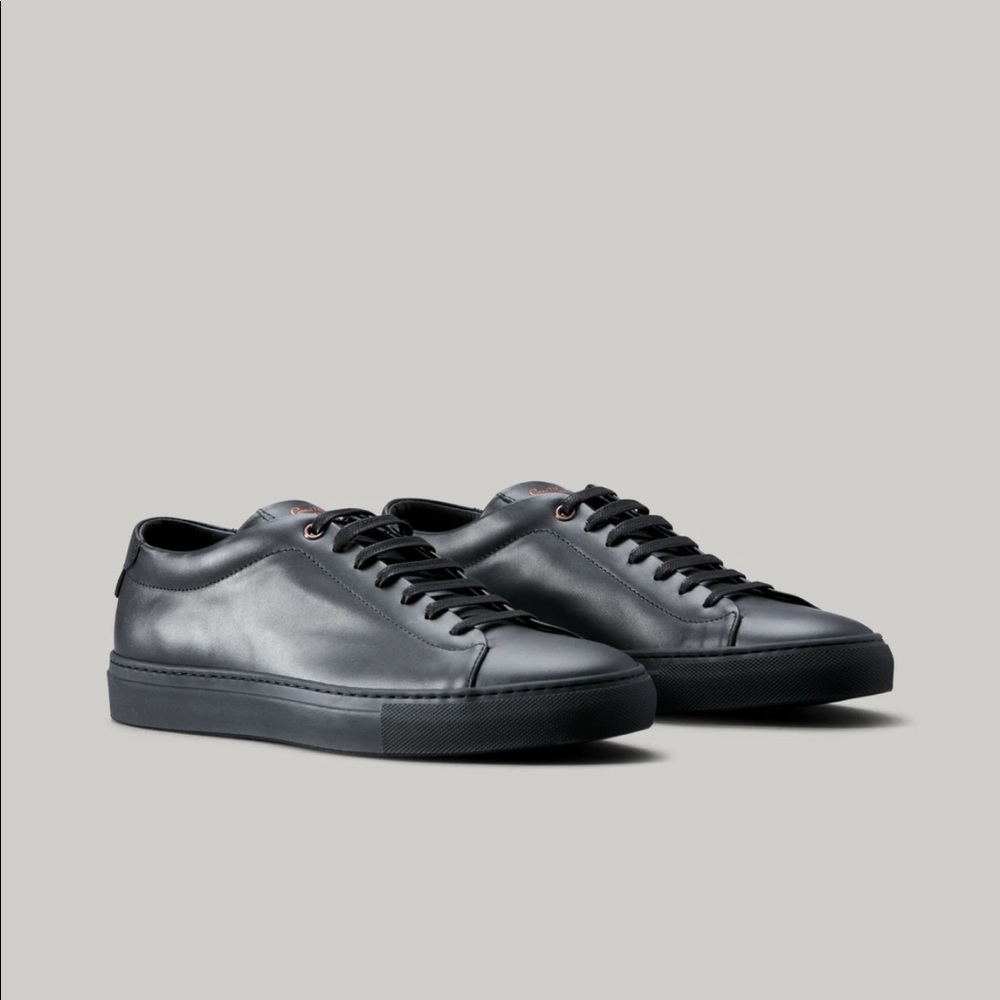 EDGE LO-TOP SNEAKER